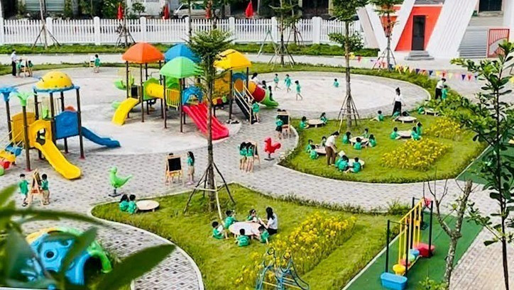 Kim Chung Kindergarten (Nhue Hamlet, Kim Chung Commune, Dong Anh District) has received comprehensive investment in facilities, aiming to attract children from private groups and reduce class sizes. (Photo: VNA)