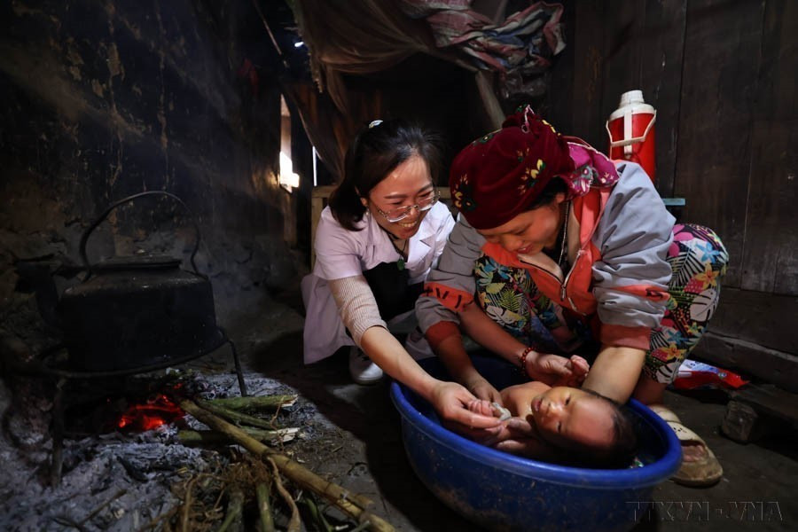 Doctor Mai Thi Hien, a Party member from the Tay ethnic group in Bac Quang district, is the head of Ho Quang Phin commune health station in Dong Van district, Ha Giang province. For the past nine years, she has become a trusted support for the local ethnic people. (Photo: VNA)