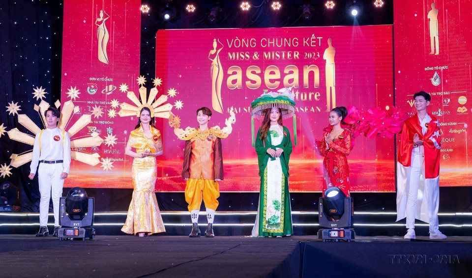 Contestants showcase cultural costumes from various countries at the 2023 ASEAN Cultural Ambassador competition (Ho Chi Minh City, September 24, 2024). (Photo: VNA)