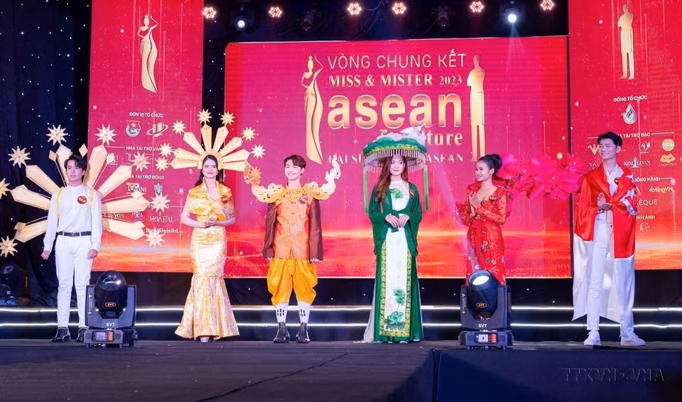 Contestants showcase cultural costumes from various countries at the 2023 ASEAN Cultural Ambassador competition (Ho Chi Minh City, September 24, 2024). (Photo: VNA)