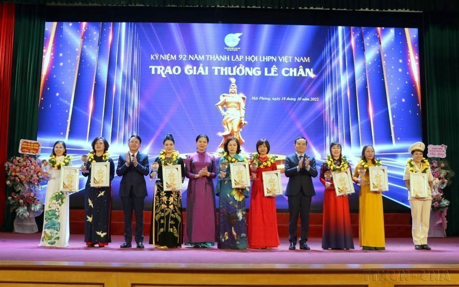 Eight outstanding women receive Le Chan Award, at the 12th edition, hosted by Hai Phong Provincial Chapter of the Vietnam Women's Union on October 18, 2022. (Photo: VNA)