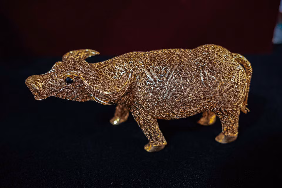 Gold-plated buffalo - an exquisite product crafted by the skilled hands of Dinh Cong silver crafting artisans. (Photo: VNA)