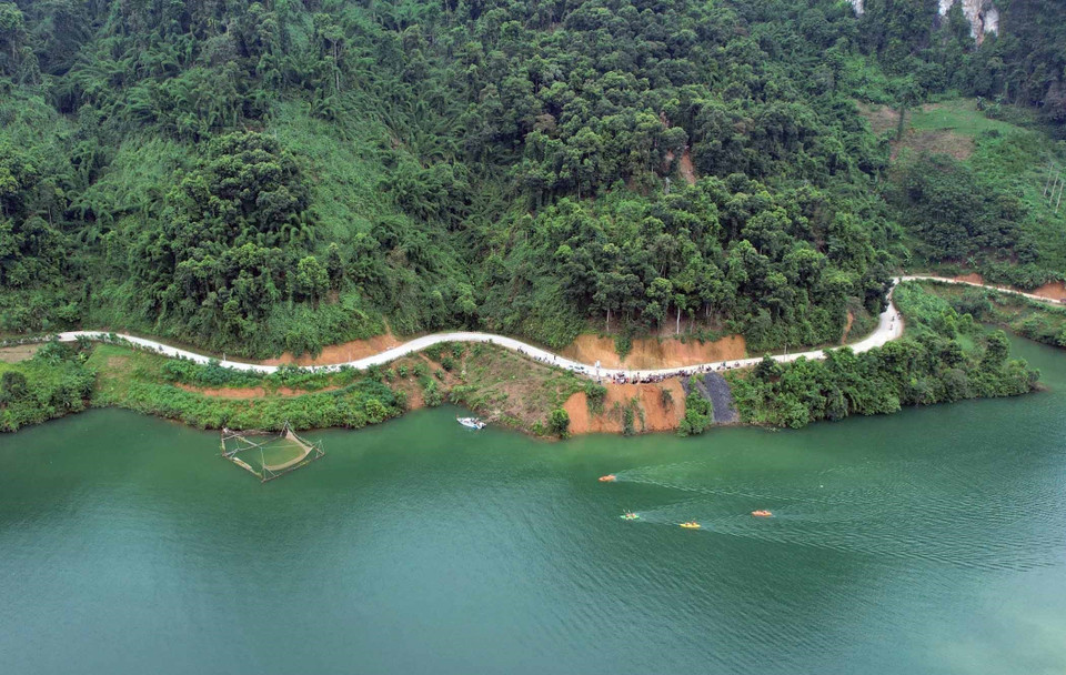 Tourists to Pa Khom Bay can travel by road along winding paths that surround the mountains, adorned with lush vegetation. (Photo: VNA)