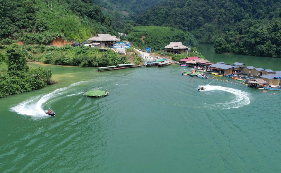 Pa Khom Bay holds significant potential for tourism development, providing livelihoods and increasing income for the people of Than Uyen, Lai Chau. (Photo: VNA)