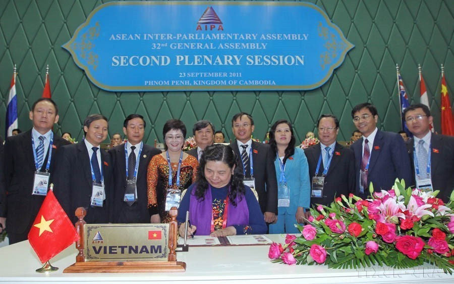 Vice Chairwoman of the National Assembly Tong Thi Phong, head of the Vietnamese delegation at AIPA-32, signs the Joint Declaration of the meeting at the closing ceremony of AIPA-32 in Phnom Penh on September 23, 2011. (Photo: Nhan Sang – VNA)