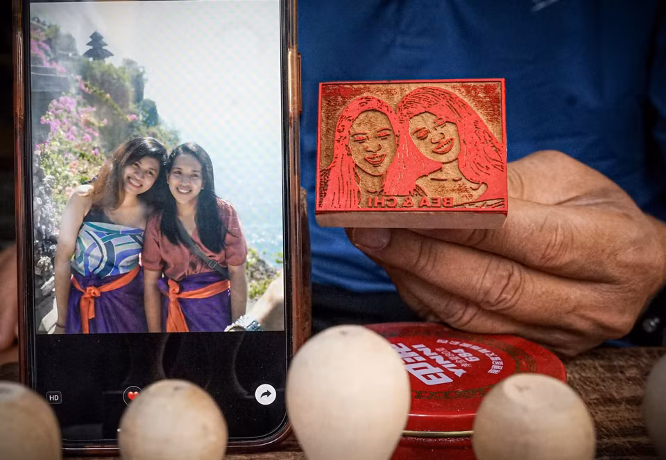 Hand-carved seal making is an age-old craft in Hanoi, and alongside traditional designs, today's seals serve as souvenirs with diverse content customized to each customer’s preferences. (Photo: VNA)
