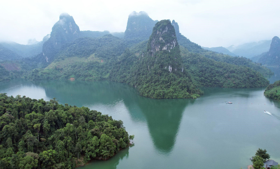 From above, Pa Khom Bay appears like a picturesque painting, with limestone mountain ranges beautifully reflected in its crystal-clear waters. (Photo: VNA)