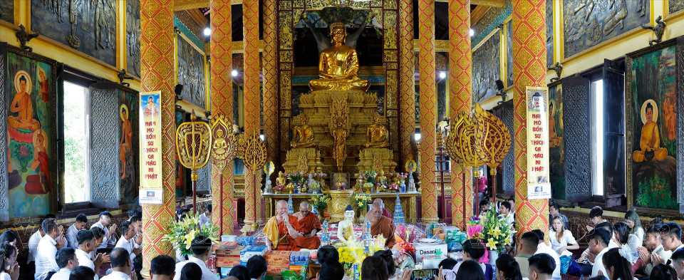 A collective prayer ceremony held at the local pagoda (the communal home of the Khmer) is the main and most important activity of the Sen Dolta festival. (Photo: VNA)