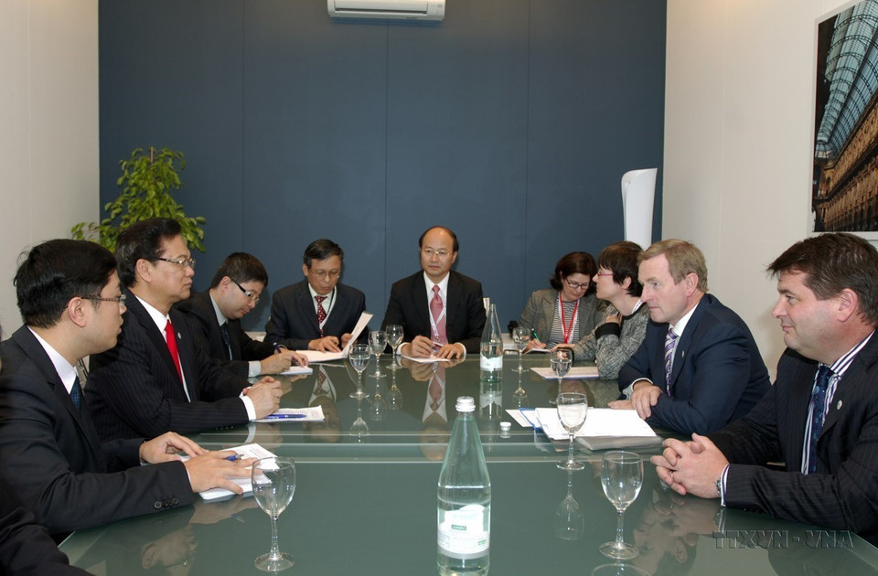 Prime Minister Nguyen Tan Dung meets Irish Prime Minister Enda Kenny on the sideline of the 10th Asia-Europe Meeting (ASEM 10) in Milan, Italy on October 17, 2014. (Photo: VNA)