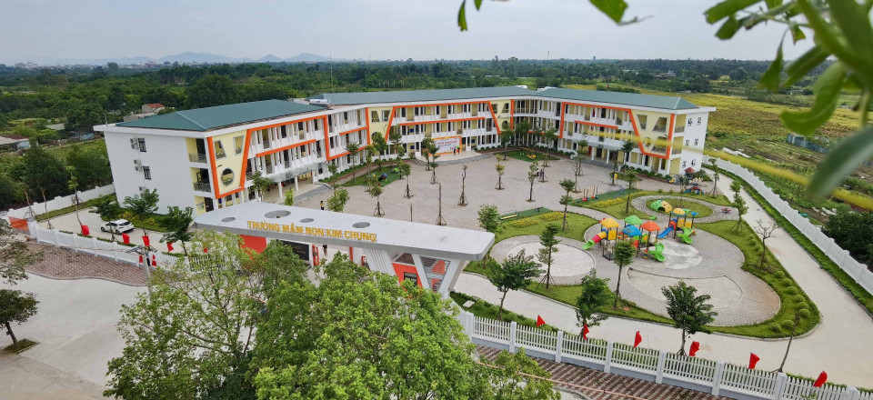 Opened in August 2024, Kim Chung Kindergarten (Nhue Hamlet, Kim Chung Commune, Dong Anh District) covers an area of 8,000 square meters, featuring 16 classrooms along with all necessary functional rooms and a kitchen. (Photo: VNA)