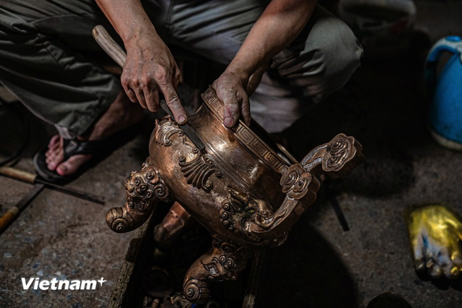 The bronze products undergo various processes that require meticulousity and patience of the craftsmen. (Photo: Vietnam+)