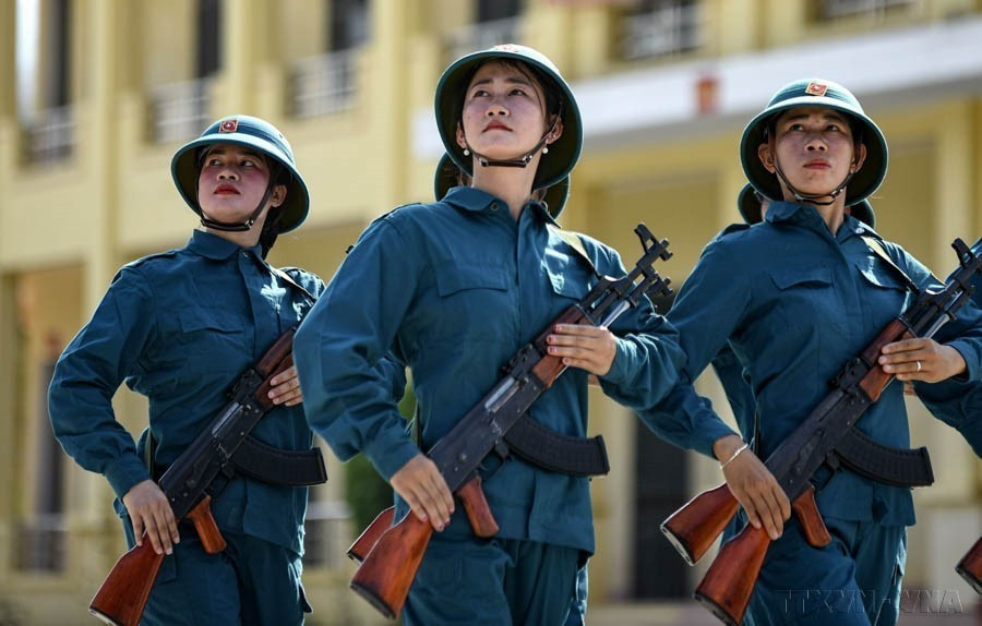 Under the dry weather and intense heat, female militia members from Northwest region keep training on the drill field, preparing for the 70th anniversary of the Dien Bien Phu Victory. (Photo: VNA)