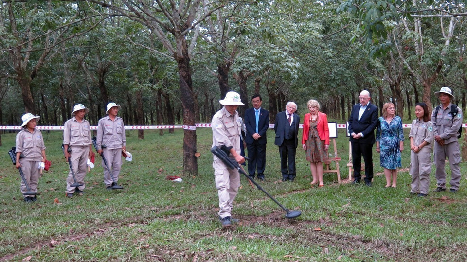 Irish President Michael Daniel Higgins and his spouse visit a cluster bomb survey site in Hai Thai commune, Gio Linh district, Quang Tri province as part of the “Restoring the Environment and Neutralising the Effects of the War (RENEW) project in 2016. (Photo: VNA)