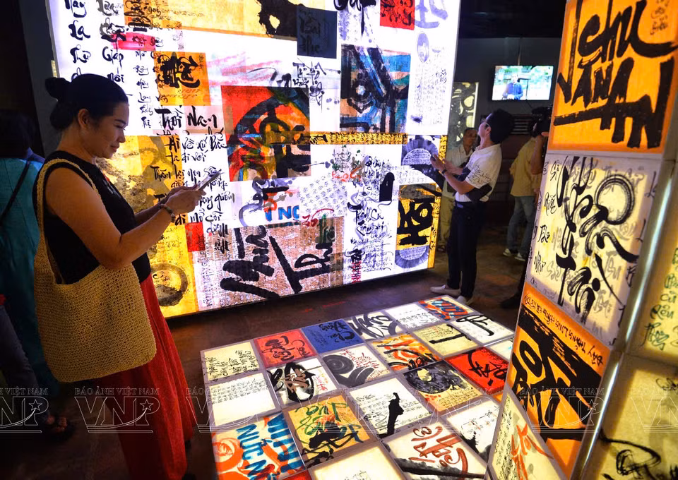 Visitors are excited to explore and admire Vietnamese calligraphy works. (Photo: VNA)