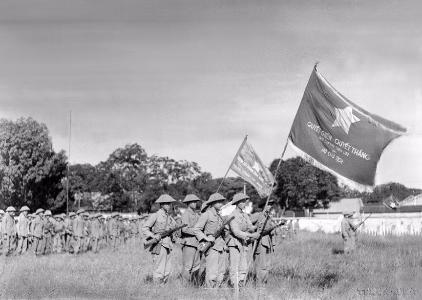 A unit from the Capital Regiment, carrying the "Determined to fight, determined to win" flag presented by President Ho Chi Minh, participates in the first flag-raising ceremony on the liberation day, held at the Flag Tower courtyard (now Doan Mon - Thang Long Imperial Citadel) at 3 PM on October 10, 1954. (Photo: File – VNA)