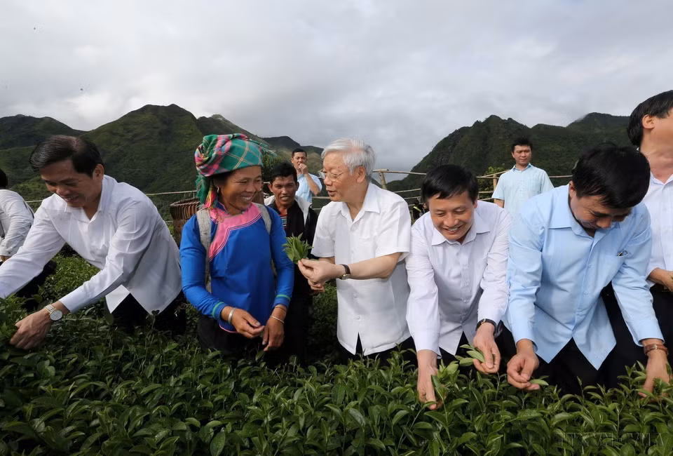 Party General Secretary Nguyen Phu Trong visits the VIETGAP tea production model in Coc Phat village, Ban Bo commune, Tam Duong district, Lai Chau province (July 14, 2016). (Photo: Tri Dung - VNA)
