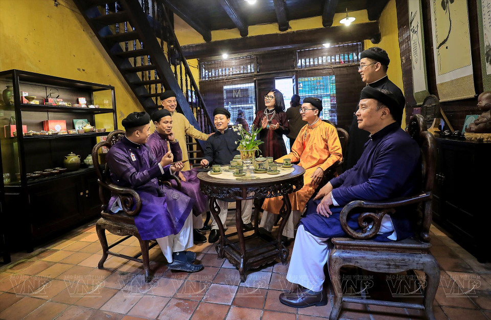 Tet (Lunar New Year) Festival of the Vietnamese is re-enacted in the Old Quarter of Hanoi. (Photo: VNA)