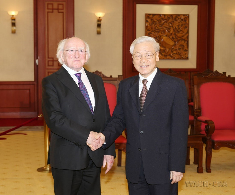 Party General Secretary Nguyen Phu Trong welcomes Irish President Michael Daniel Higgins during his state visit to Vietnam on November 8, 2016. (Photo: VNA)