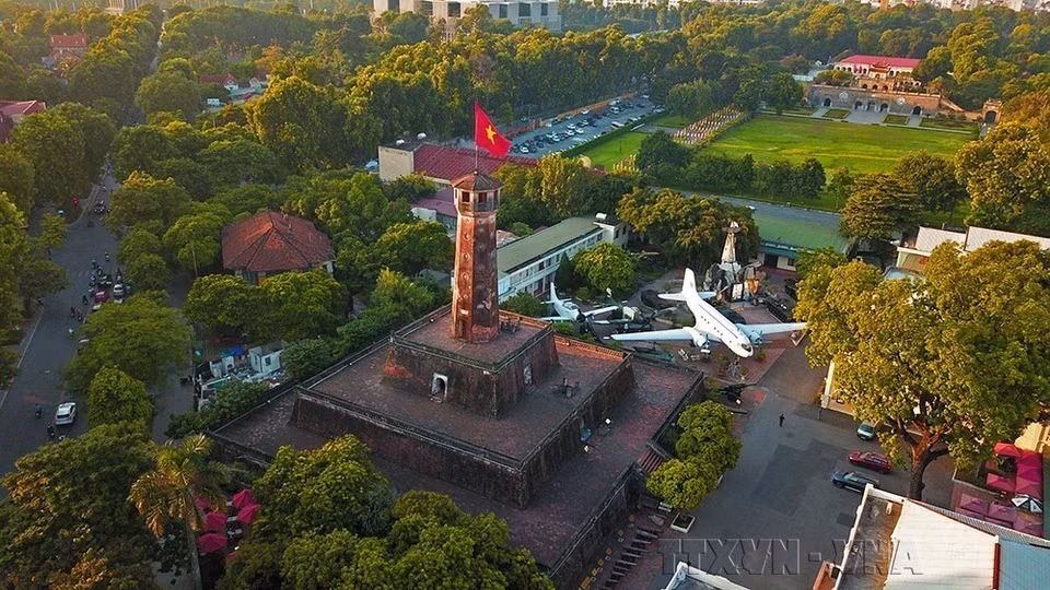 Hanoi Flag Tower is located within the grounds of the Vietnam Military History Museum (formerly the Army Museum), on Dien Bien Phu Street, Ba Dinh District. (Photo: VNA)