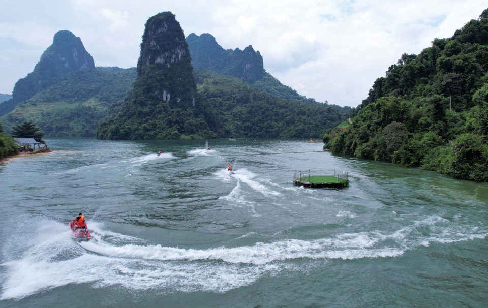 Visitors can experience jet skiing or take a boat ride to enjoy the natural scenery of Pa Khom Bay. (Photo: VNA)
