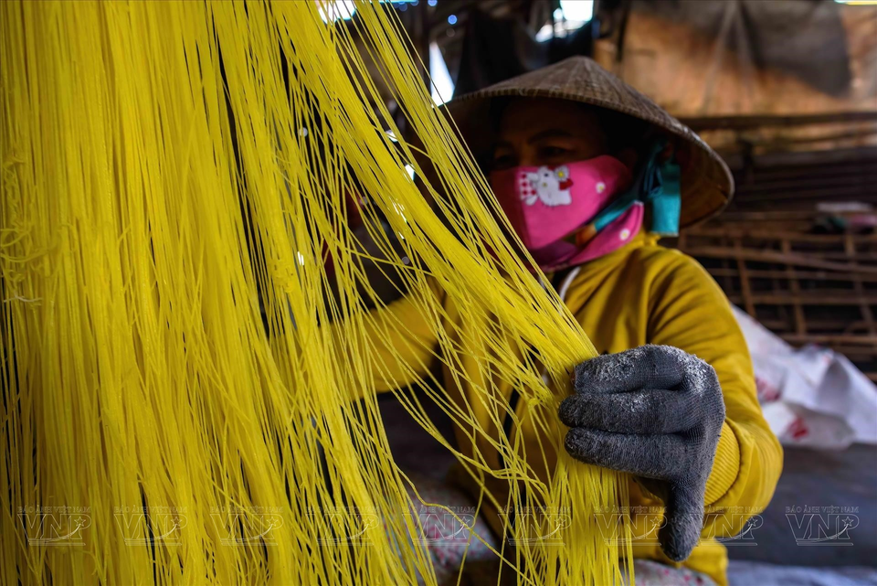 Carefully removing the strands of vermicelli one by one to prevent them from sticking together and becoming entangled. (Photo: VNA)