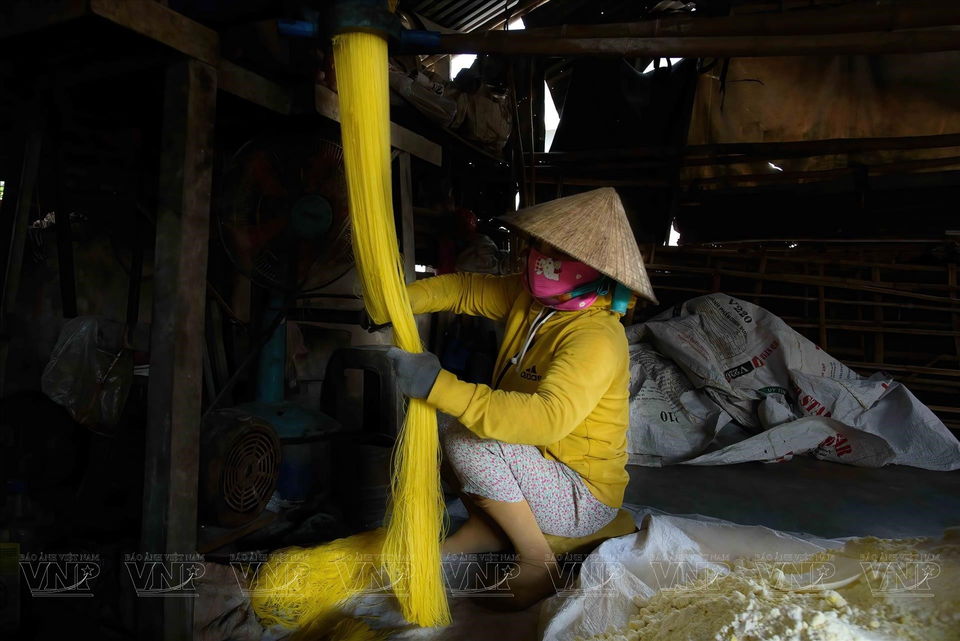 The dried rice vermicelli cubes look as beautiful as shiny golden nests. (Photo: VNA)