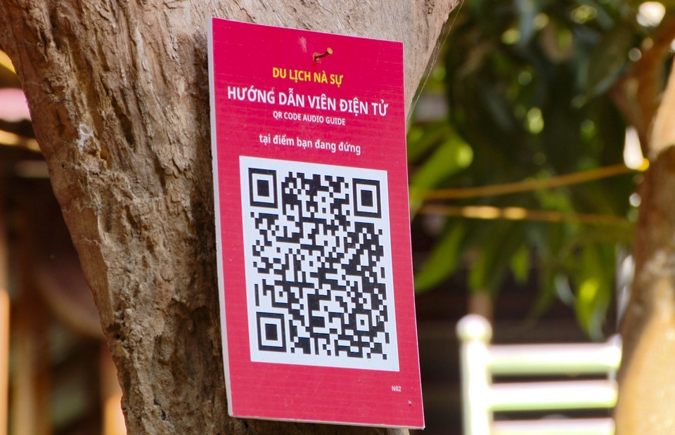 Tourists scan QR codes to access information about services at the Na Su community-based tourism site. (Photo: VNA)