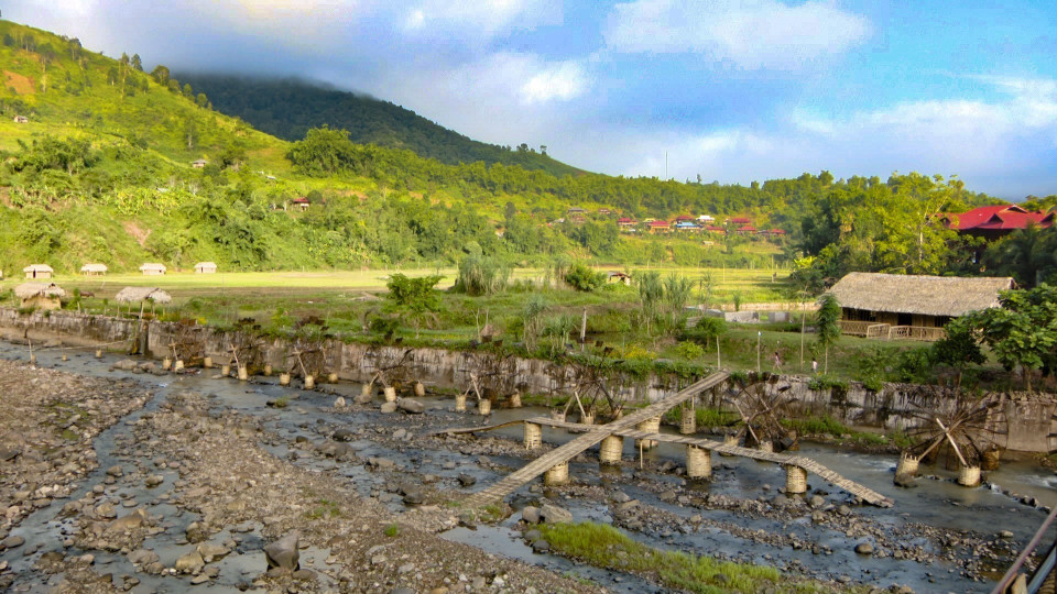 Water wheels created by Na Su residents serve as attractions for visitors. (Photo: VNA)