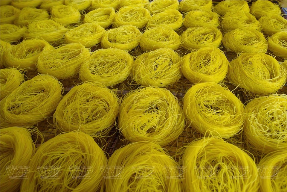 Vermicelli resemble golden strings after being cut. (Photo: VNA)
