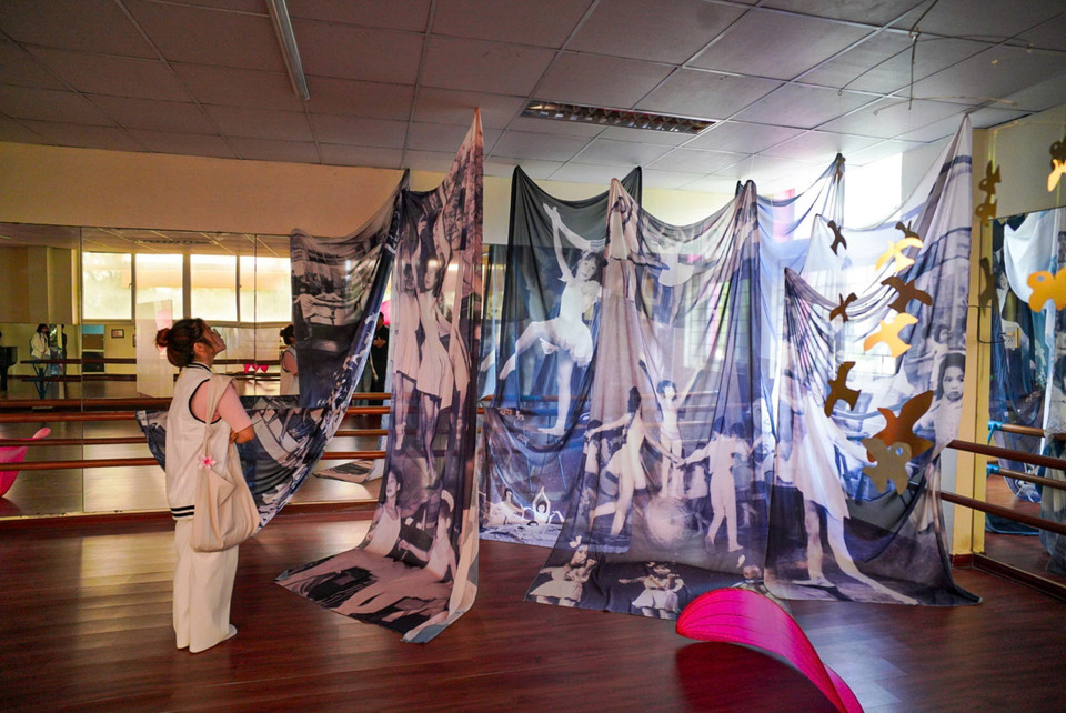 Guests admire an artwork at the Hanoi Children’s Palace. (Photo: VNA)
