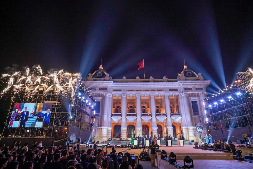 The Hanoi Creative Design Festival 2024 officially opens on the evening of November 9, 2024, at Hanoi Opera House Square. (Photo: VNA)