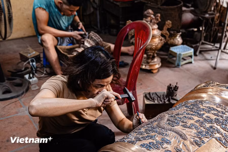 Skilled craftsmen carve intricate patterns onto the products. (Photo: Vietnam+)