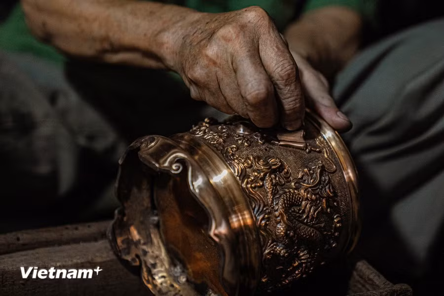 The bronze products undergo various processes that require meticulousity and patience of the craftsmen. (Photo: Vietnam+)