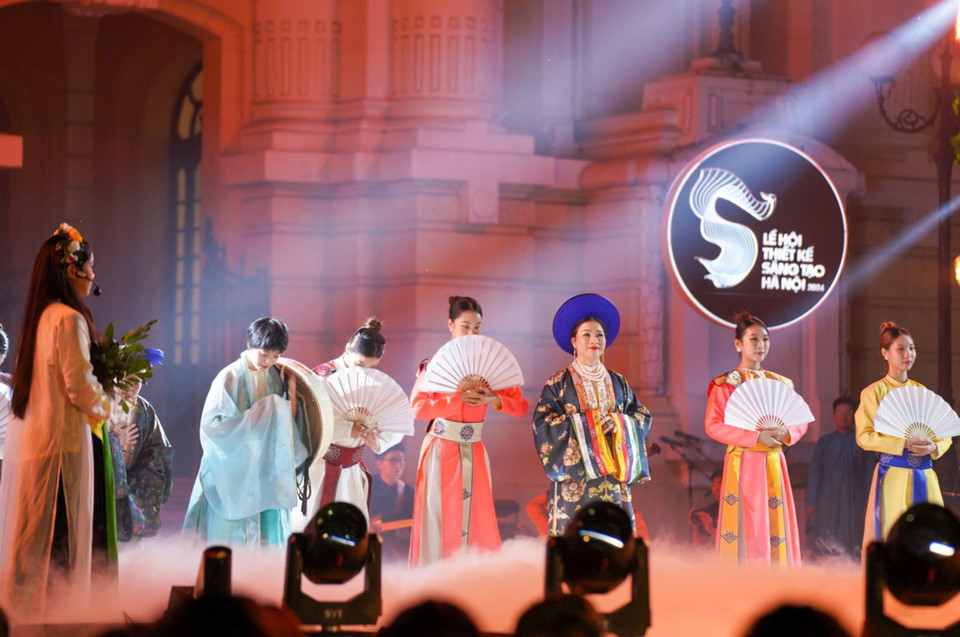 Traditional costumes are showcased during the opening ceremony of the Hanoi Creative Design Festival 2024 at the Hanoi Opera House Square. (Photo: VNA)