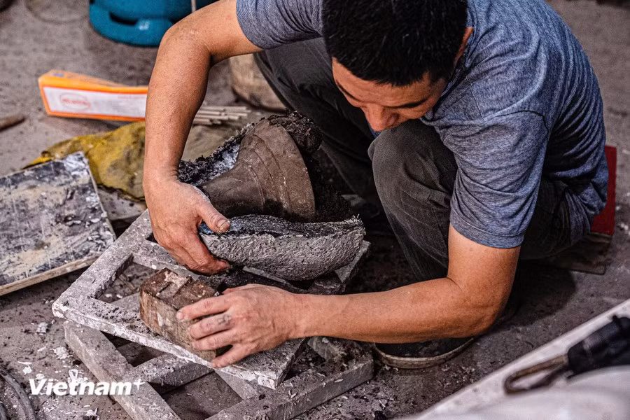 To this day, despite the risk of the craft fading, the younger generations in Ngu Xa continue to diligently learn and practice, inheriting the expertise passed down for over 400 years. (Photo: Vietnam+)
