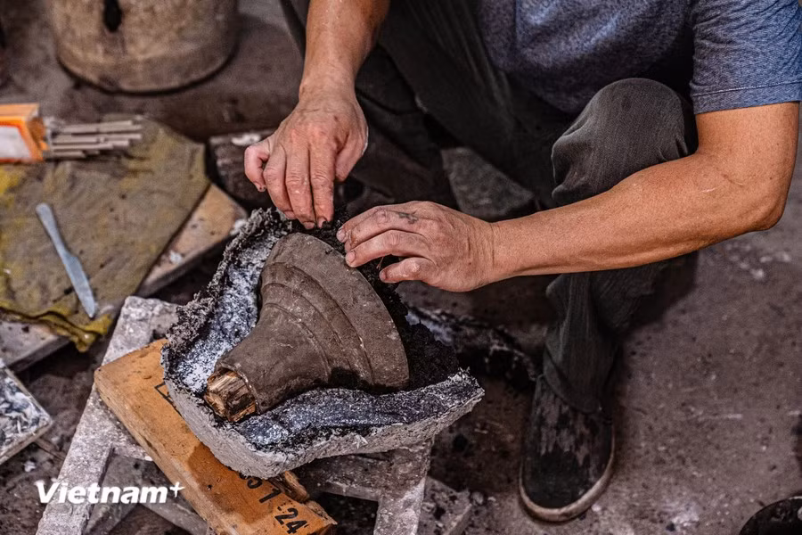 The distinctive feature of Ngu Xa’s copper products is the solid casting technique. Casting solid pieces for smaller products is already not simple, and for larger-sized items, it becomes even more difficult and complex. (Photo: Vietnam+)