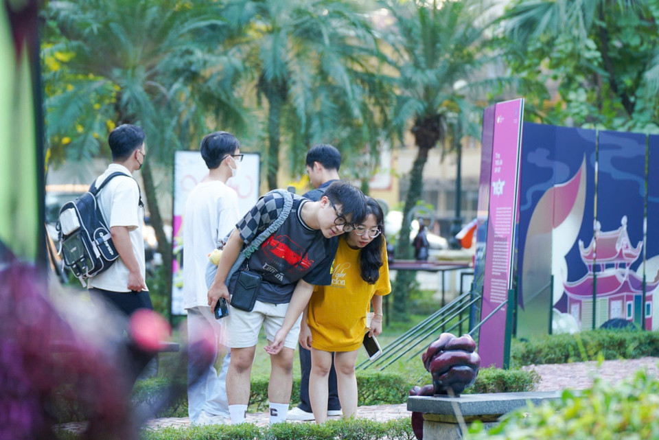 The Hanoi Creative Design Festival 2024 draws crowds of young people. (Photo: VNA)