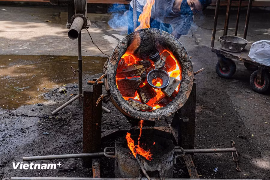 In the 20th century, after the Dien Bien Phu Victory and the liberation of Hanoi in 1954, in response to the changing needs of the time and society, the people of Ngu Xa shifted to casting aluminum, producing items such as pots, and household products to serve the resistance war as well as daily life. (Photo: Vietnam+)