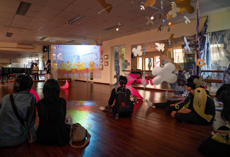 Young visitors experience art works at the Hanoi Children’s Palace. (Photo: VNA)