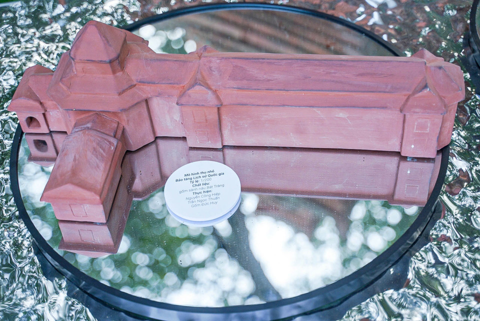 A miniature model of the National Museum of History made from Bat Trang brown ceramic. (Photo: VNA)