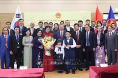 Party General Secretary To Lam meets with staff of the Vietnamese Embassy in Seoul, as well as members of the Vietnamese community in the Republic of Korea (Photo: VNA)