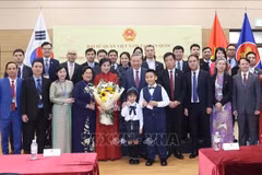 Party General Secretary To Lam meets with staff of the Vietnamese Embassy in Seoul, as well as members of the Vietnamese community in the Republic of Korea (Photo: VNA)