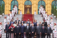 State President Luong Cuong (fourth from left, first row) and newly-appointed foreign ambassadors in Hanoi on December 12, 2025. (Photo: VNA)