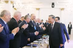 General Secretary of the Communist Party of Vietnam Central Committee To Lam meets with Russian intellectuals, scholars, and experts who had supported Vietnam in the past. (Photo: VNA)