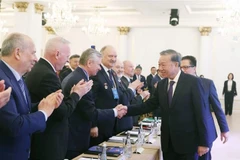 General Secretary of the Communist Party of Vietnam Central Committee To Lam meets with Russian intellectuals, scholars, and experts who had supported Vietnam in the past. (Photo: VNA)