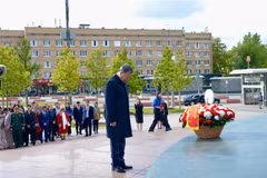 Party General Secretary To Lam pays tribute to President Ho Chi Minh in Moscow on May 10. (Photo: VNA)