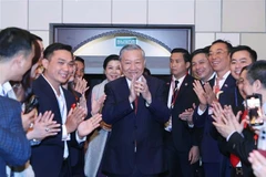 Party General Secretary To Lam and his spouse are welcomed by the embassy's staff, and representatives of the Vietnamese community in Russia. (Photo: VNA)