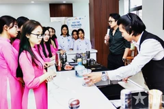 Students of Hanoi Tourism College practice bartending. (Photo: qdnd.vn)