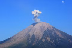 Mount Semeru, the highest volcano on Java Island, erupts repeatedly on April 6. (Photo: lokmattimes.com)