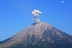 Mount Semeru, the highest volcano on Java Island, erupts repeatedly on April 6. (Photo: lokmattimes.com)